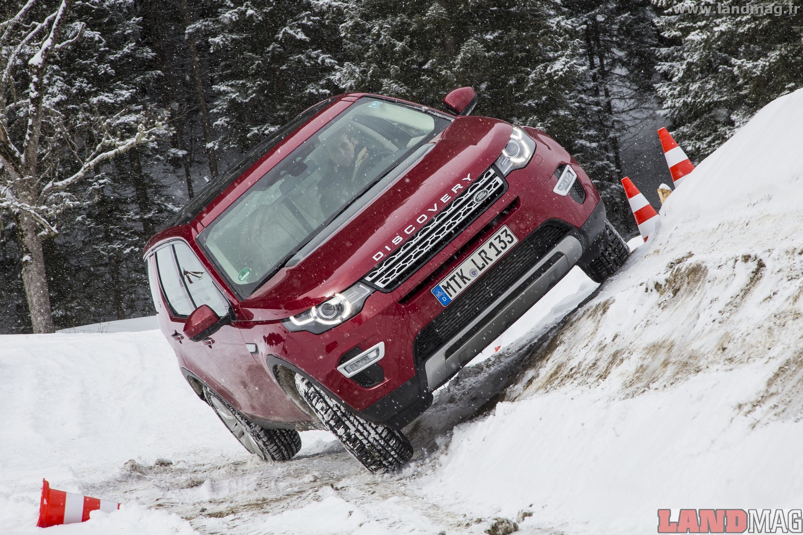 LR_Discovery_Sport_HSELuxery_FirenzeRed_01_15_0192_(102908)