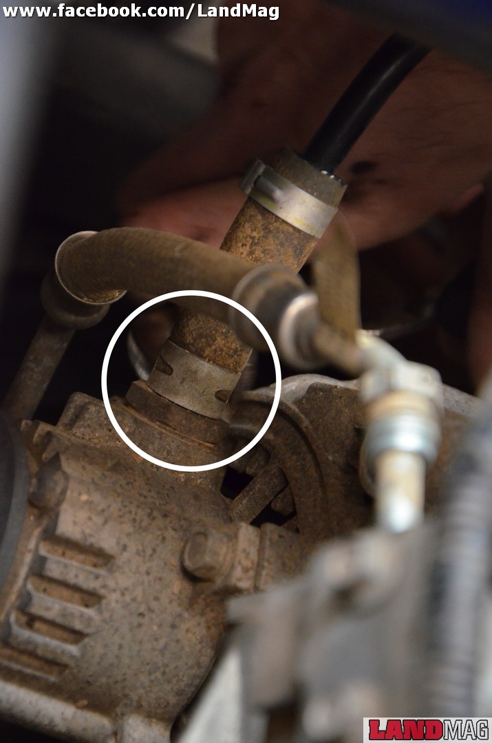 5- Déposer le tuyau d’air fixé sur la pompe à vide en ouvrant son collier de fixation avec une pince.