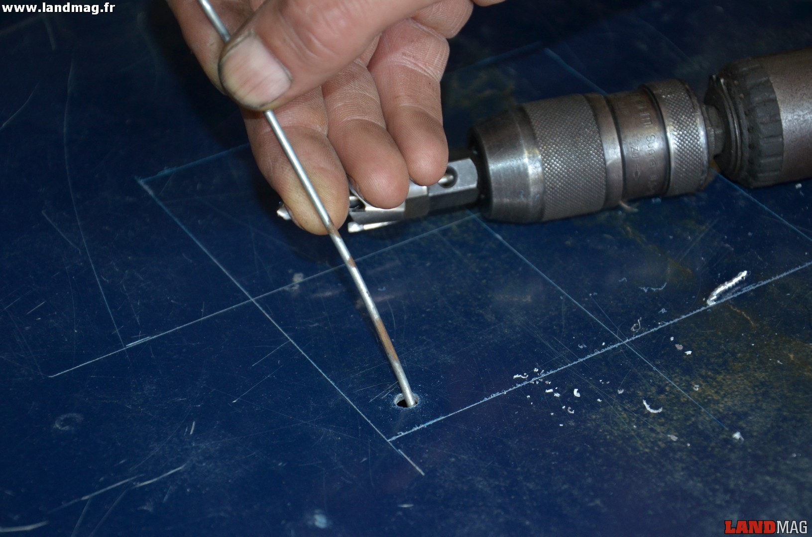 4- Avec une simple tige métallique, vérifier que le faisceau ne se trouve pas au niveau du trou avant de continuer.