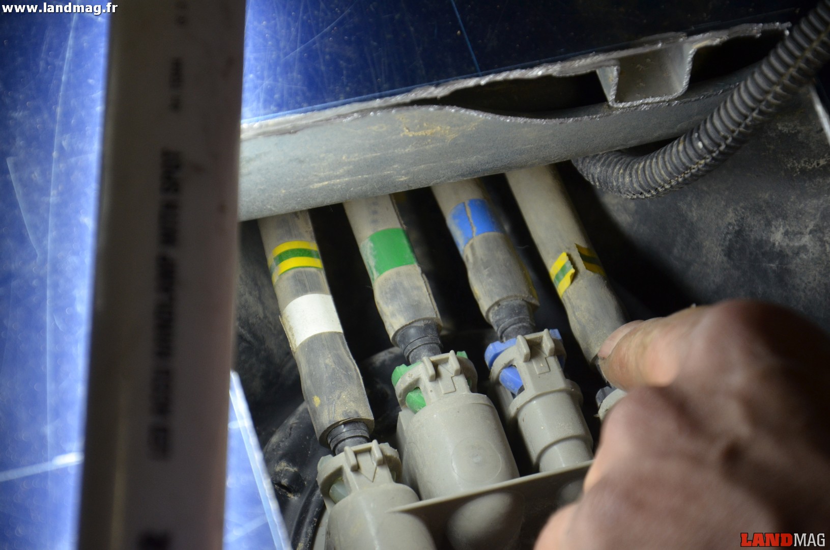 13- Noter le code couleur des tuyaux de carburant, ici de gauche à droite Blanc/Vert/Bleu/Noir. Le code couleur est marqué sur les tuyaux et sur leurs ergots de fixation. 