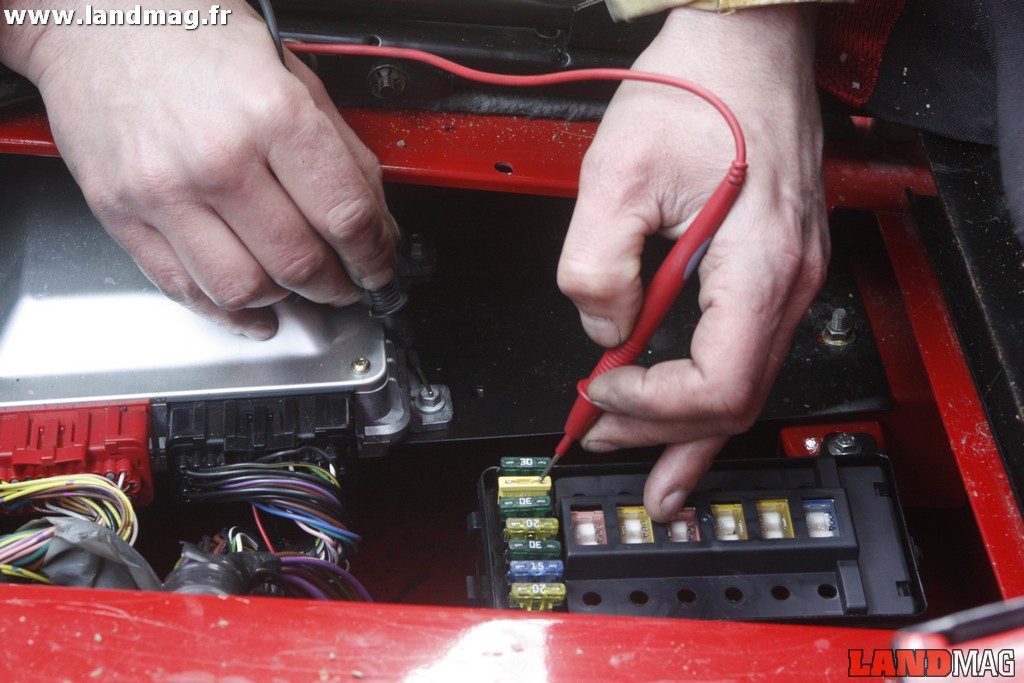 7- Vérifier l'état des fusibles situés sous le siège passager avec un voltmètre. Les changer si besoin est.