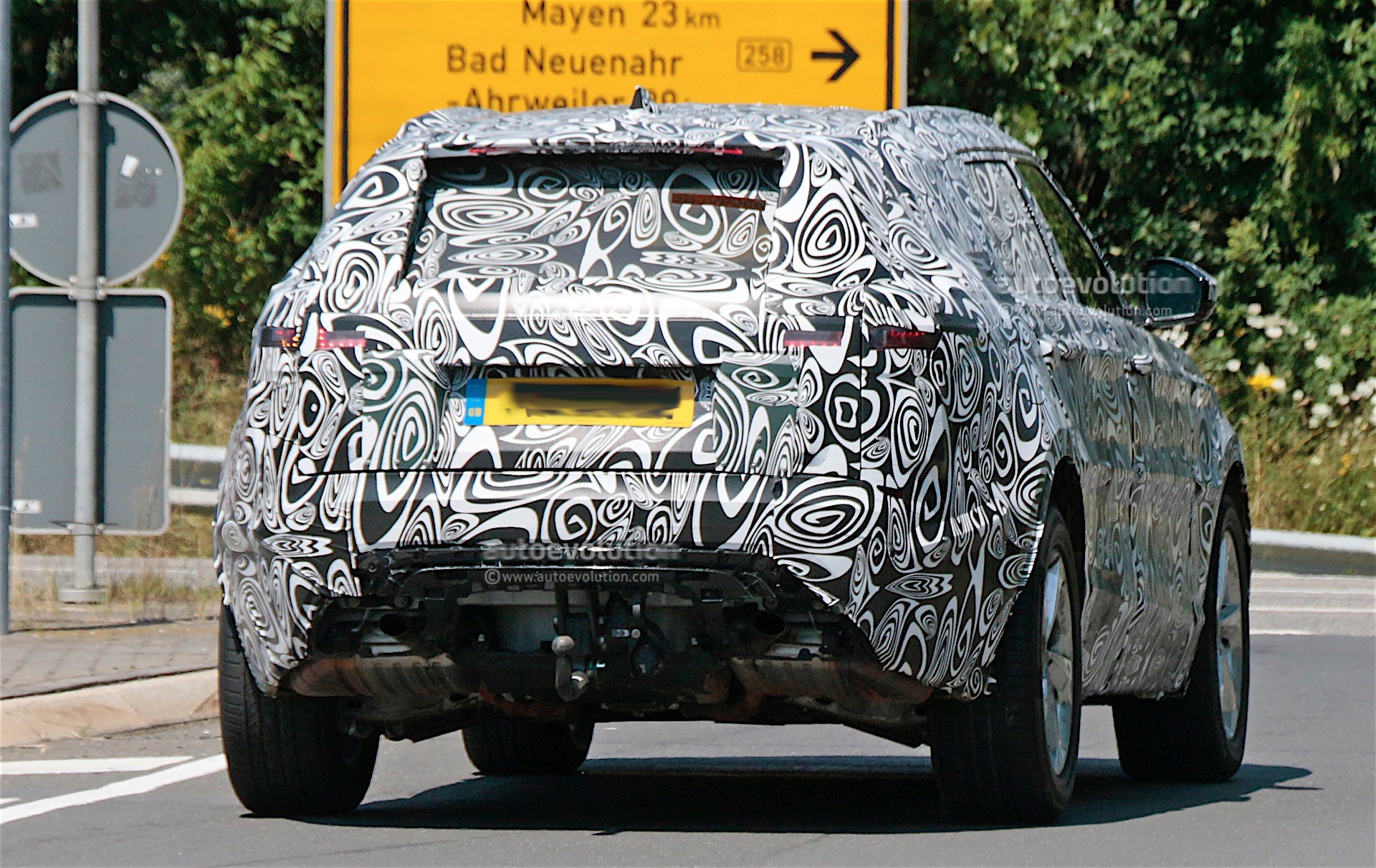 2018-range-rover-sport-coupe-caught-testing-with-full-camouflage_14