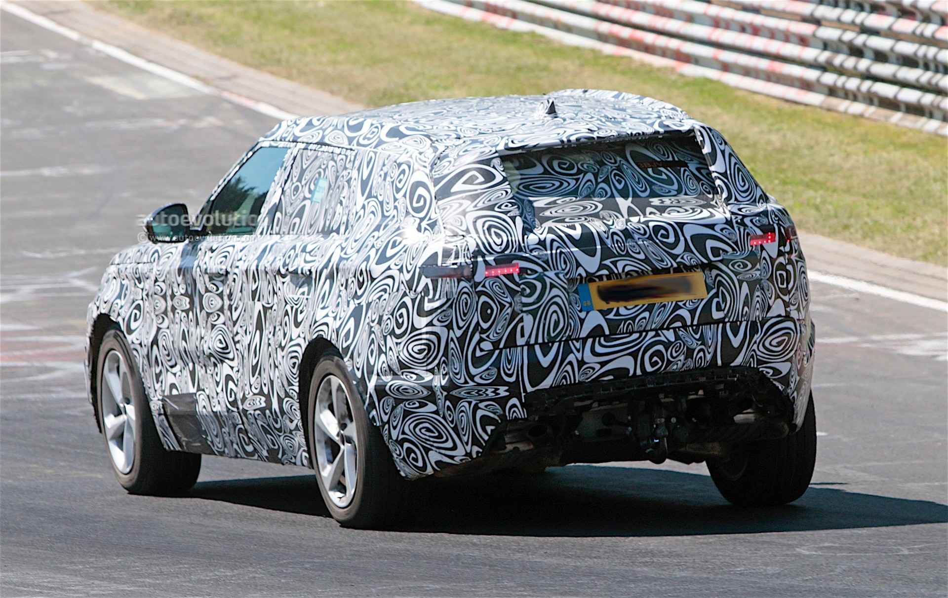 2018-range-rover-sport-coupe-caught-testing-with-full-camouflage_7