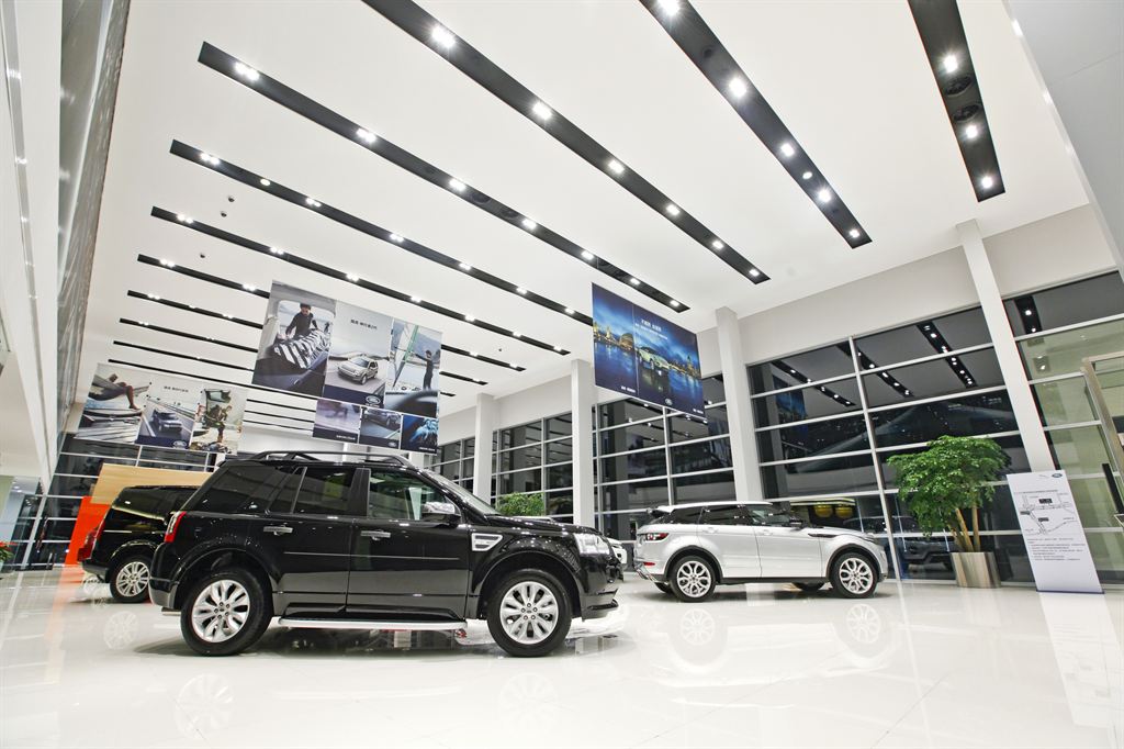 jlr_100th_dealer_in_china_281112_04_LowRes