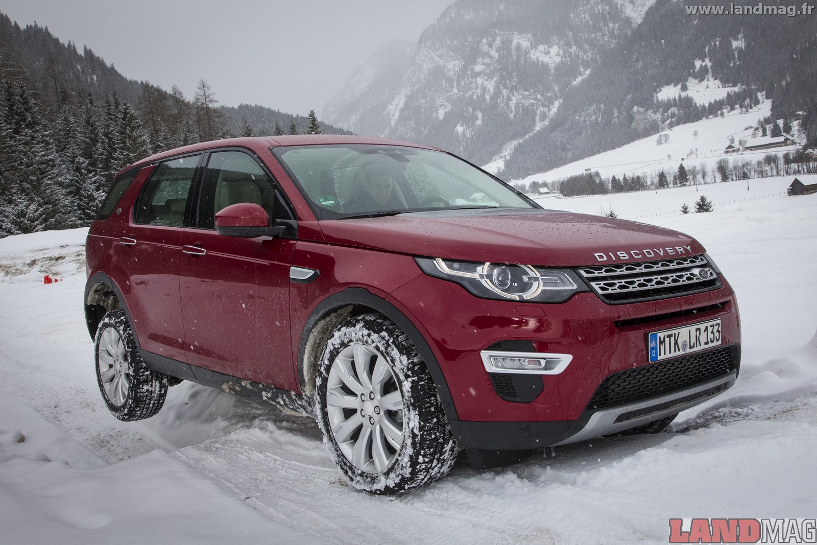 LR_Discovery_Sport_HSELuxery_FirenzeRed_01_15_0224_(102882)
