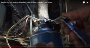 Méca: purger l’embrayage de votre Land Rover « à l’envers »