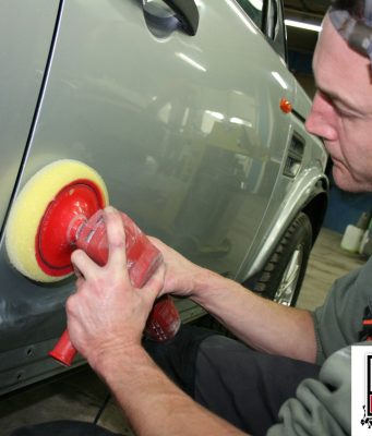 Atelier : polir des rayures sur une peinture vernie